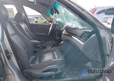 2003 BMW 330Xi z USA, uszkodzony, nr VIN WBAEW53423PG22143